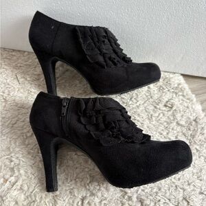 Madden Girl Black Suede Ruffle Heels SZ 8